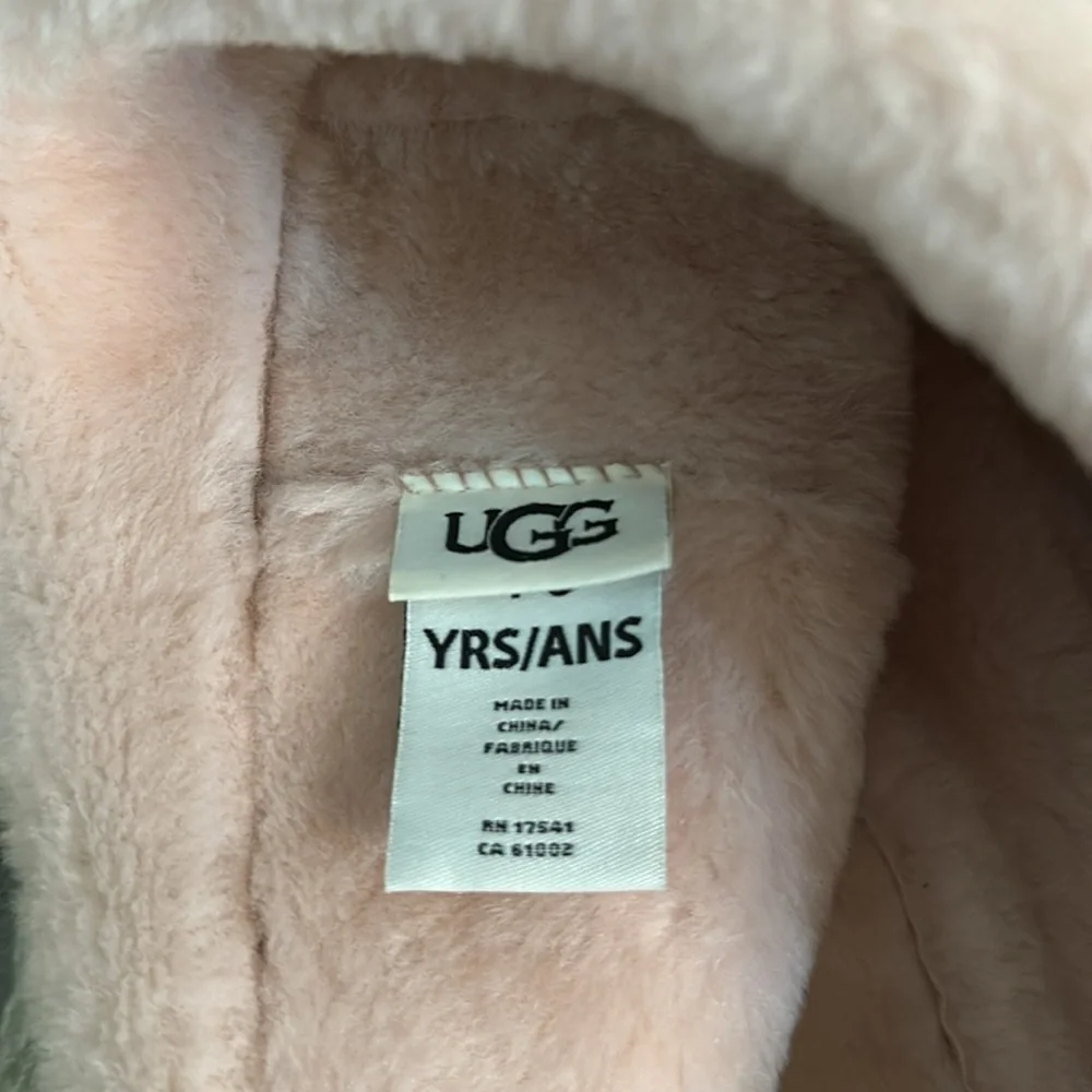 New UGG kids Shearling Sheep Skin Hat. Pink. Size 4-6 Years.